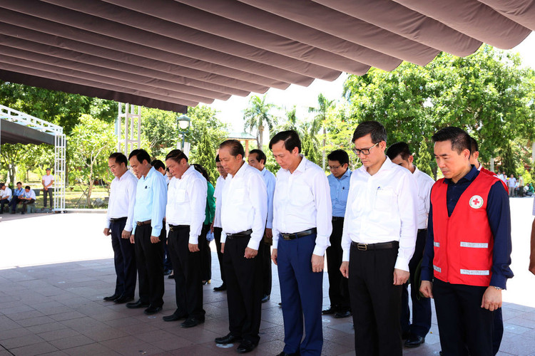 Phó Thủ tướng tưởng niệm các Anh hùng Liệt sĩ tại Thành cổ Quảng Trị. Ảnh VGP/Lê Sơn