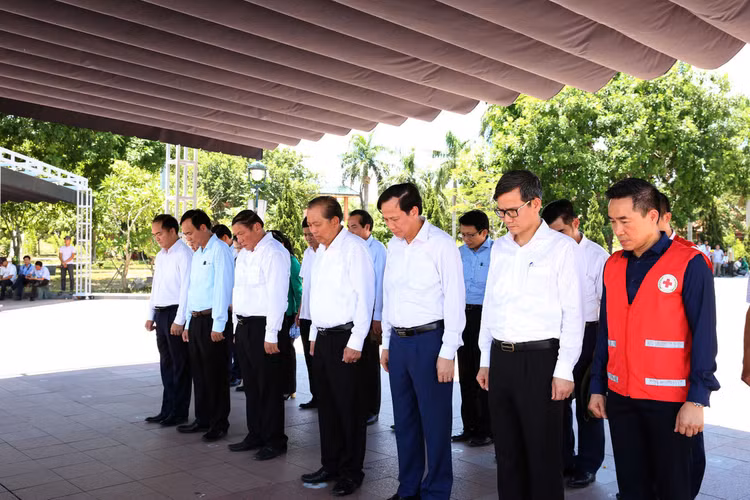 Phó Thủ tướng tưởng niệm các Anh hùng Liệt sĩ tại Thành cổ Quảng Trị. Ảnh VGP/Lê Sơn