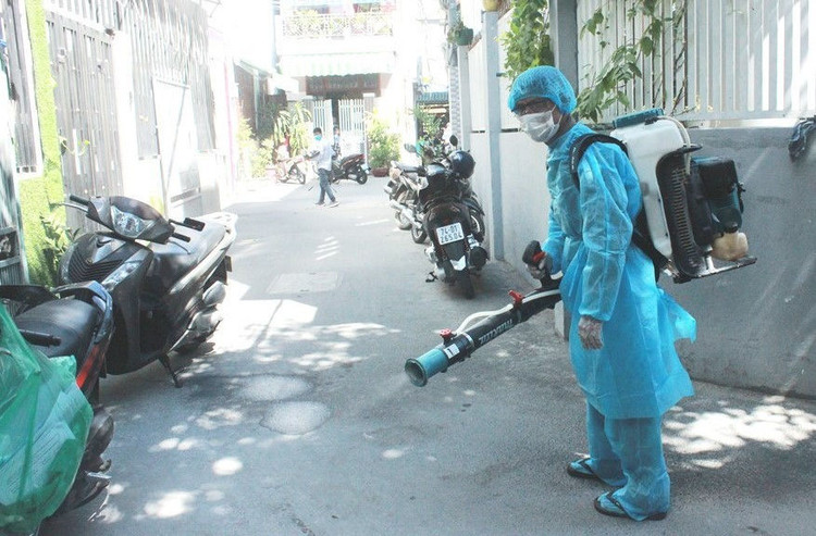 Tiêu trùng, khử độc ở khu sinh sống của bệnh nhân 418. Ảnh VGP/Lưu Hương