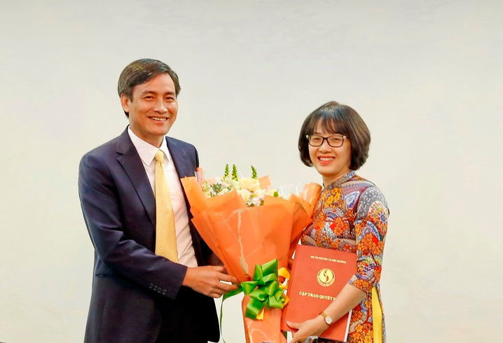 Thứ trưởng Trần Quý Kiên trao quyết định và chúc mừng đồng chí Trịnh Thị Hương Thảo.