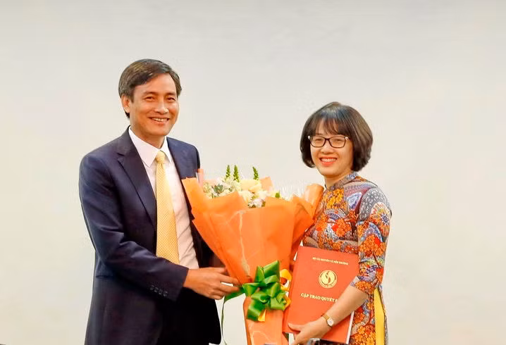 Thứ trưởng Trần Quý Kiên trao quyết định và chúc mừng đồng chí Trịnh Thị Hương Thảo.