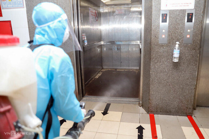 Lực lượng quân đội phun hoá chất phía trong Bệnh viện Đà Nẵng. Ảnh: Nguyễn Đông.