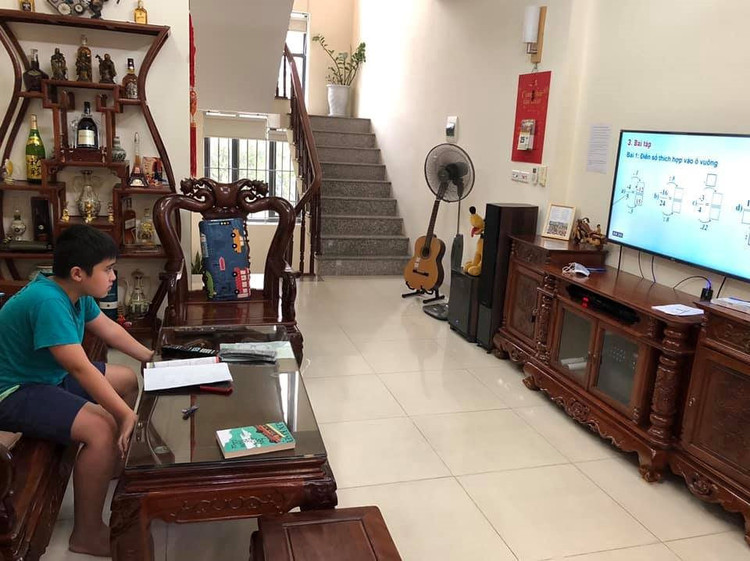 Học sinh chăm chú theo dõi bài giảng trên truyền hình.