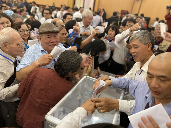 ‘Hỗn loạn’ bỏ phiếu Hội Nhà văn, ông Hữu Thỉnh hai lần xin rút Ban chấp hành - ảnh 2