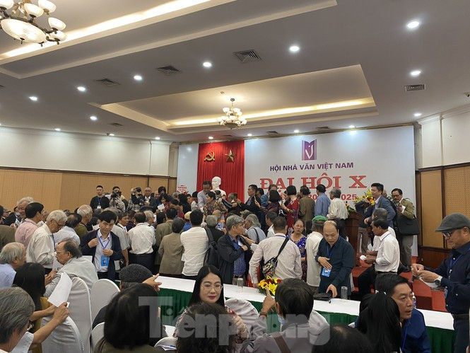 ‘Hỗn loạn’ bỏ phiếu Hội Nhà văn, ông Hữu Thỉnh hai lần xin rút Ban chấp hành - ảnh 1