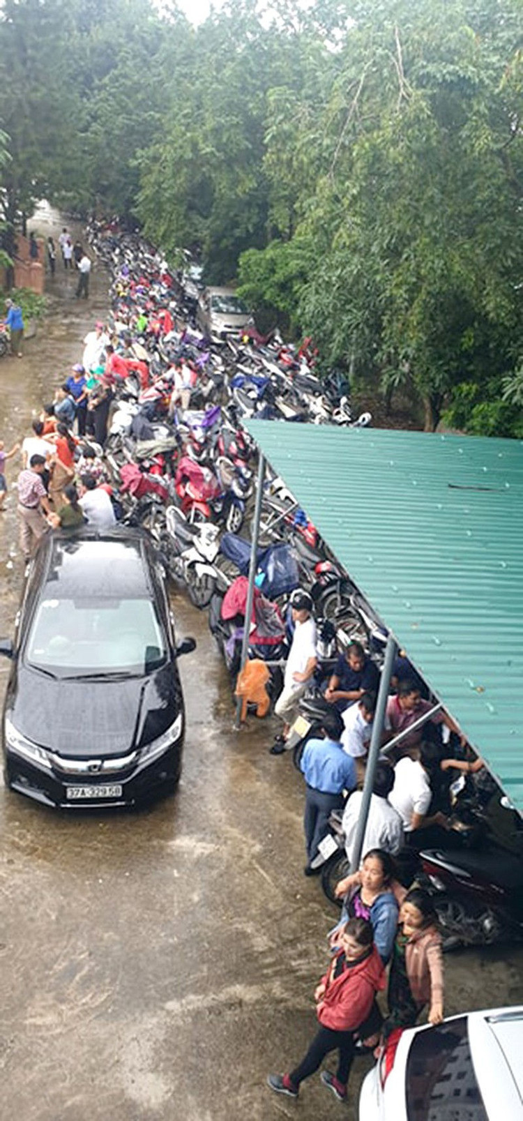 Phiên tòa thu hút số lượng kỷ lục người xem tại Hoàng Mai. Riêng bãi xe đã có đến hàng trăm chiếc