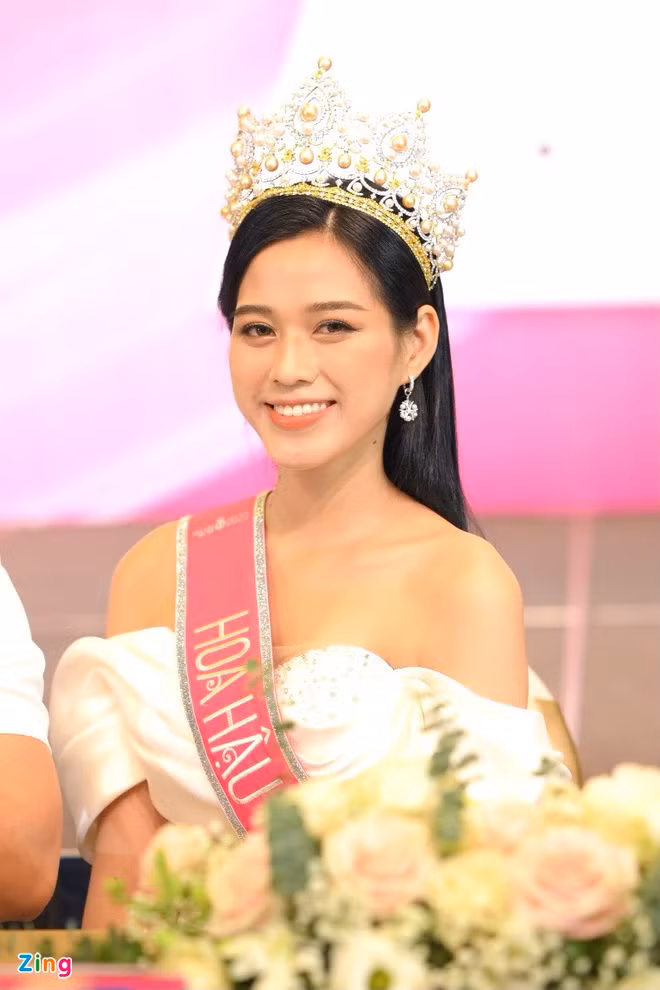 Hoa hau Do Thi Ha anh 8