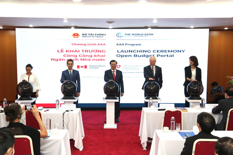 Đại diện Bộ Tài chính và các đối tác quốc tế bấm nút khai trương. Ảnh:VGP.