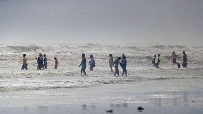 Bão chồng Covid-19, Tổng thống Trump ban bố tình trạng khẩn cấp - Ảnh 2.