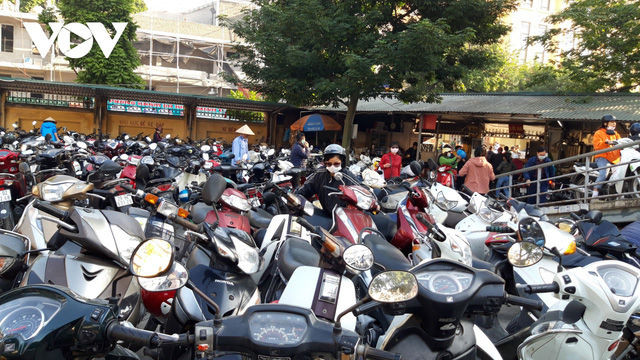 Hà Nội bắt buộc đeo khẩu trang nơi công cộng: Người dân đang chấp hành tốt - Ảnh 3.