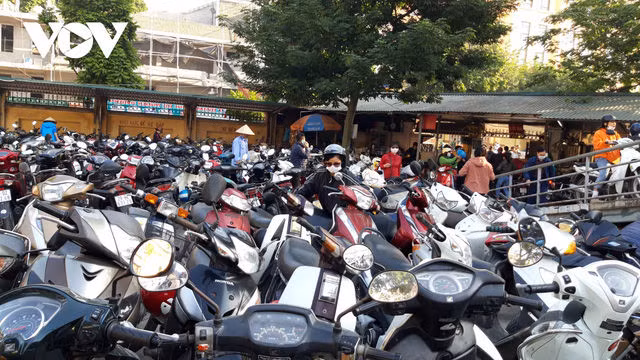 Hà Nội bắt buộc đeo khẩu trang nơi công cộng: Người dân đang chấp hành tốt - Ảnh 3.