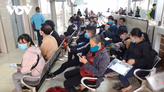 Hà Nội bắt buộc đeo khẩu trang nơi công cộng: Người dân đang chấp hành tốt - Ảnh 2.