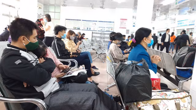 Hà Nội bắt buộc đeo khẩu trang nơi công cộng: Người dân đang chấp hành tốt - Ảnh 1.