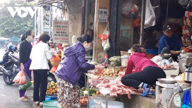 Hà Nội bắt buộc đeo khẩu trang nơi công cộng: Người dân đang chấp hành tốt - Ảnh 6.