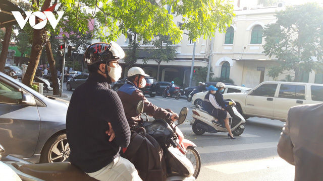 Hà Nội bắt buộc đeo khẩu trang nơi công cộng: Người dân đang chấp hành tốt - Ảnh 5.