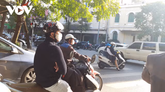 Hà Nội bắt buộc đeo khẩu trang nơi công cộng: Người dân đang chấp hành tốt - Ảnh 5.