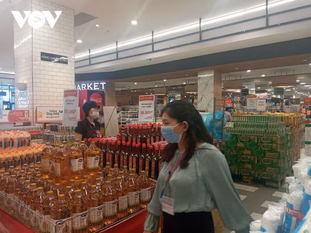 Hà Nội bắt buộc đeo khẩu trang nơi công cộng: Người dân đang chấp hành tốt - Ảnh 7.