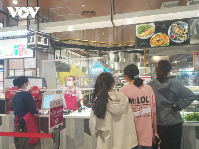 Hà Nội bắt buộc đeo khẩu trang nơi công cộng: Người dân đang chấp hành tốt - Ảnh 8.