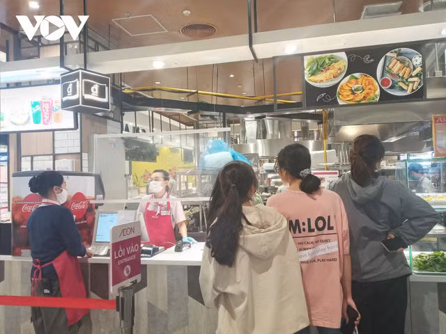 Hà Nội bắt buộc đeo khẩu trang nơi công cộng: Người dân đang chấp hành tốt - Ảnh 8.