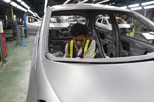 Công nhân làm việc tại nhà máy Hyundai Thành Công. Ảnh: Đức Huy