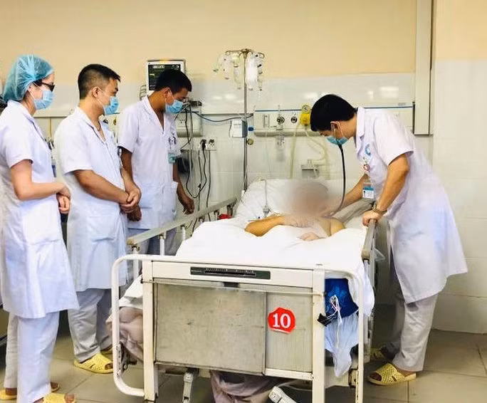 Người đàn ông làm việc ở trang trại lợn nhiễm vi khuẩn ăn thịt người - Ảnh 2.