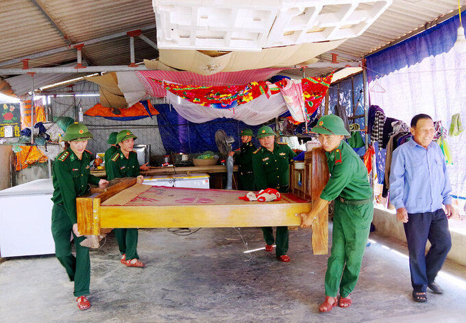 Bộ đội Biên phòng Hà Tĩnh giúp người dân huyện Lộc Hà di dời tài sản tránh bão chiều 13/11. Ảnh:Đức Hùng