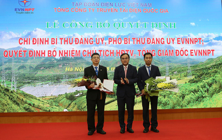Chủ tịch HĐTV EVN Dương Quang Thành trao các Quyết định và chúc mừng Tân Chủ tịch HĐTV, Tân Tổng giám đốc EVNNPT. Ảnh: VGP