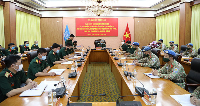 Lễ trao quyết định và giao nhiệm vụ cho các sĩ quan đi làm nhiệm vụ GGHB Liên Hợp Quốc.