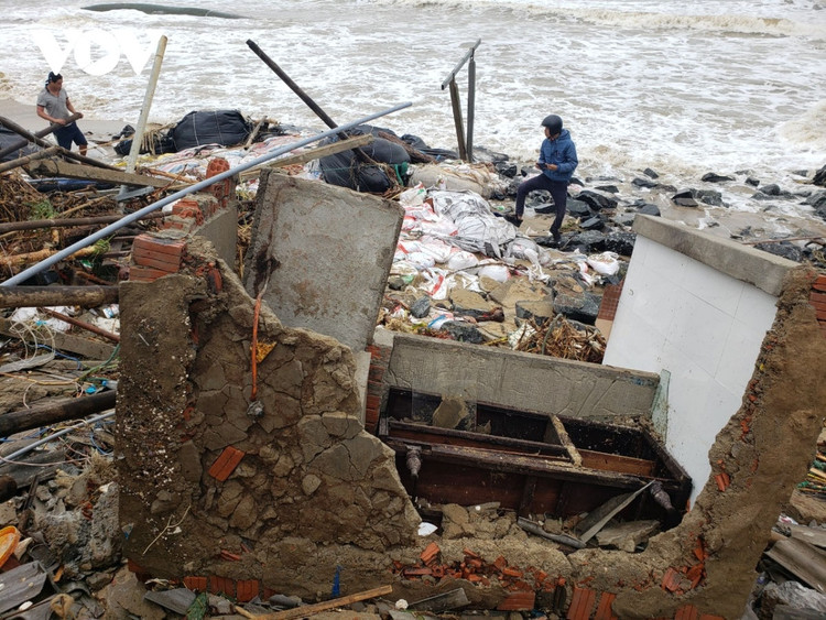 Cập nhật: Bão số 13 cuốn bay mái trường học, "nhổ" bật gốc cây, cuốn trôi nhà dân ảnh 10