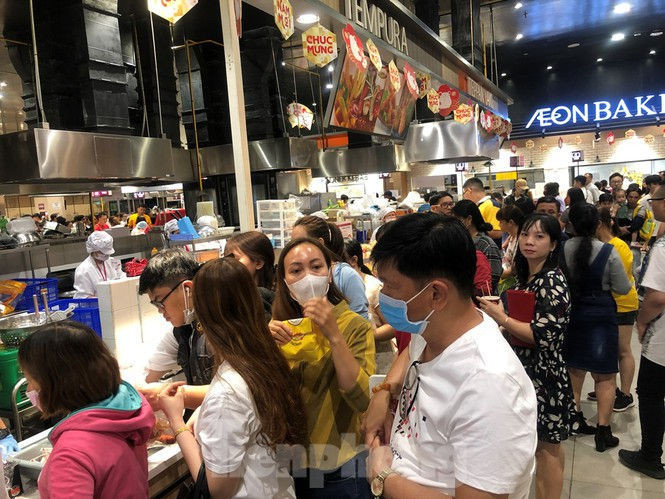 Trung tâm mua sắm, khu vui chơi Sài Gòn quá tải ngày cuối nghỉ Tết Nguyên đán - ảnh 21