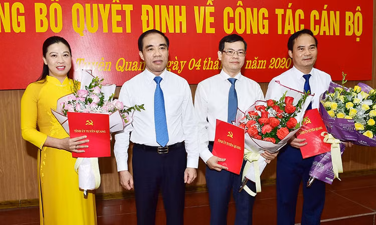 Bí thư Tỉnh ủy Tuyên Quang Chẩu Văn Lâm chúc mừng các cán bộ được Thủ tướng Chính phủ phê chuẩn chức vụ mới.