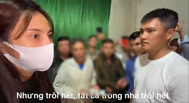 Theo Thủy Tiên, đến ông xã cô còn bất ngờ vì sự quyết đoán của vợ khi quyết định trao 200 triệu cho ông cụ này /// Ảnh: Chụp màn hình