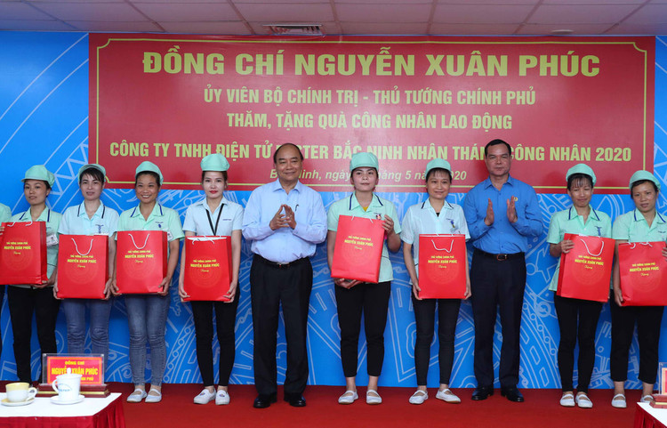Thủ tướng tặng quà cho công nhân. Ảnh: VGP