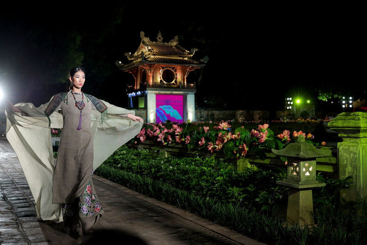 nguoi mau trinh dien 1000 bo ao dai anh 7