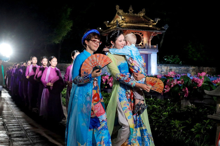 nguoi mau trinh dien 1000 bo ao dai anh 6