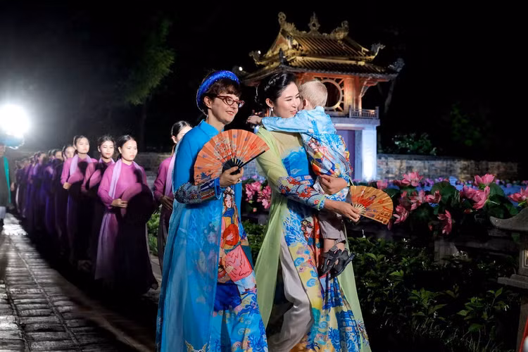 nguoi mau trinh dien 1000 bo ao dai anh 6