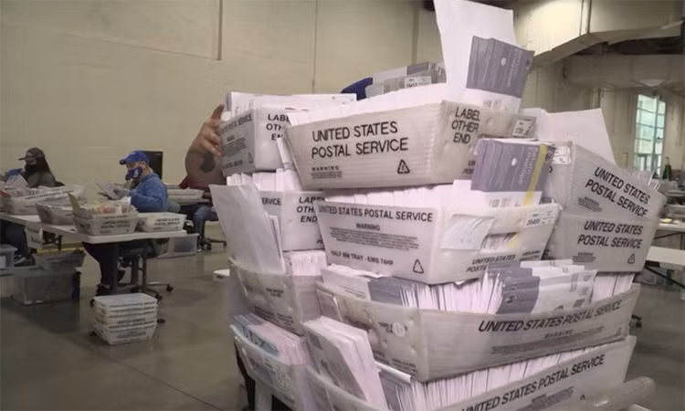 Bên trong cơ sở xử lý phiếu bầu qua thư tại Mỹ