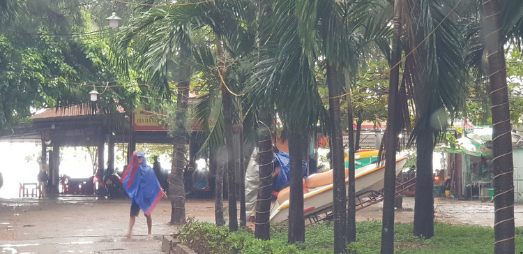 Tàu cá bị chìm do ảnh hưởng bão số 2 - 8