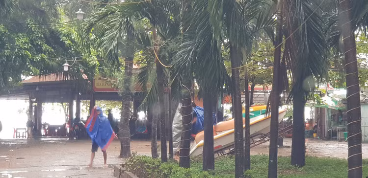 Tàu cá bị chìm do ảnh hưởng bão số 2 - 8