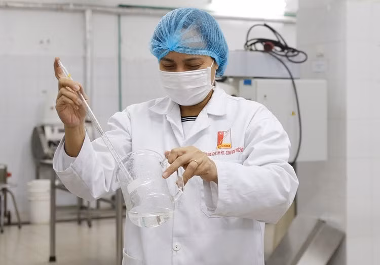 Giảng viên Đại học Bách khoa Hà Nội đang pha chế dung dịch.&nbsp;Ảnh: Thanh Hằng