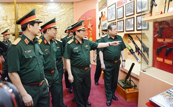 Đại tướng Ngô Xuân Lịch và các đại biểu tham quan Phòng truyền thống Nhà máy Z111.