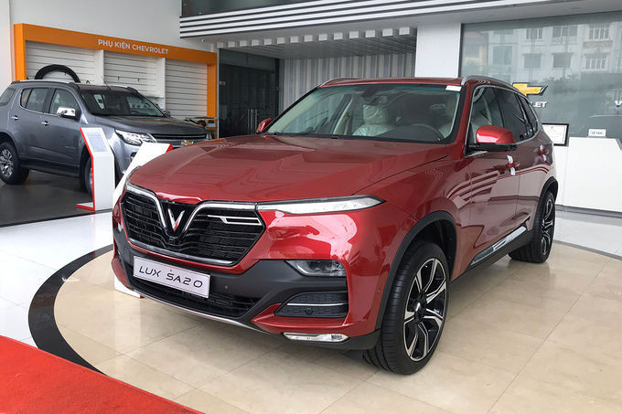 Lux SA tại một đại lý ở Hà Nội, sáng 6/5. Ảnh: Văn Long