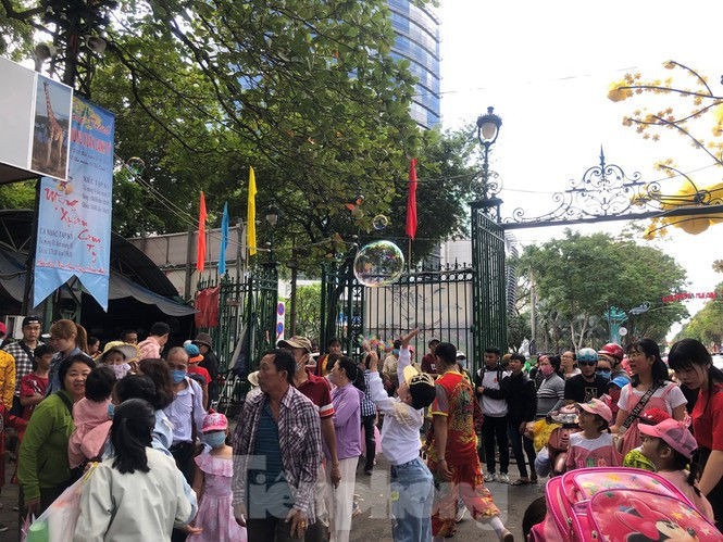 Trung tâm mua sắm, khu vui chơi Sài Gòn quá tải ngày cuối nghỉ Tết Nguyên đán - ảnh 6
