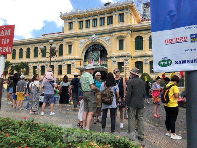 Trung tâm mua sắm, khu vui chơi Sài Gòn quá tải ngày cuối nghỉ Tết Nguyên đán - ảnh 25