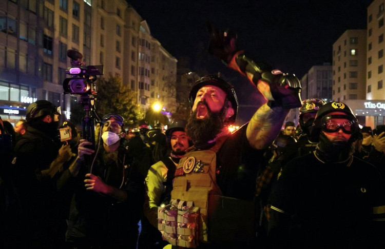 Đụng độ giữa người ủng hộ, chống ông Trump và cảnh sát