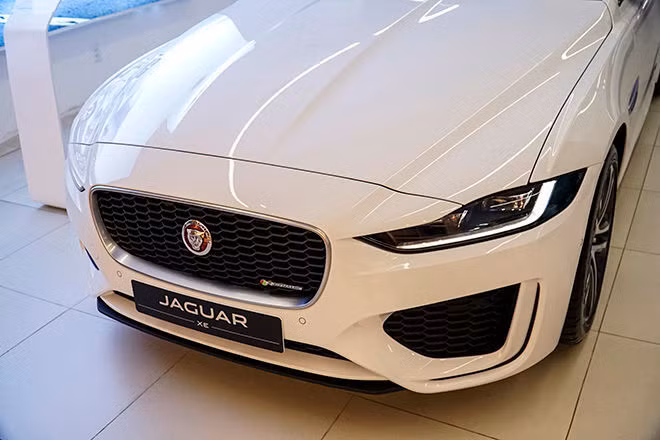 Cận cảnh mẫu xe thể thao Jaguar XE mới nhất tại Việt Nam, giá bán hơn 2,7 tỷ đồng ảnh 3 Cận cảnh mẫu xe thể thao Jaguar XE mới nhất tại Việt Nam, giá bán hơn 2,7 tỷ đồng - 3