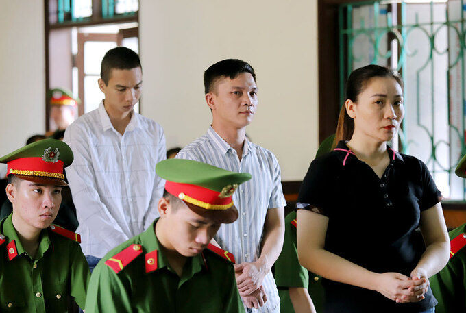 Bị cáo Hòa (áo đen), Trường (áo sọc) và Thành (áo trắng kẻ ô) tại tòa. Ảnh: Đức Hùng