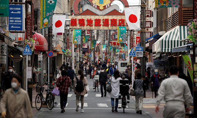 Nhiều người Nhật đeo khẩu trang trên một con phố ở quận Sugamo, Tokyo, hôm 15/4. Ảnh: Reuters.