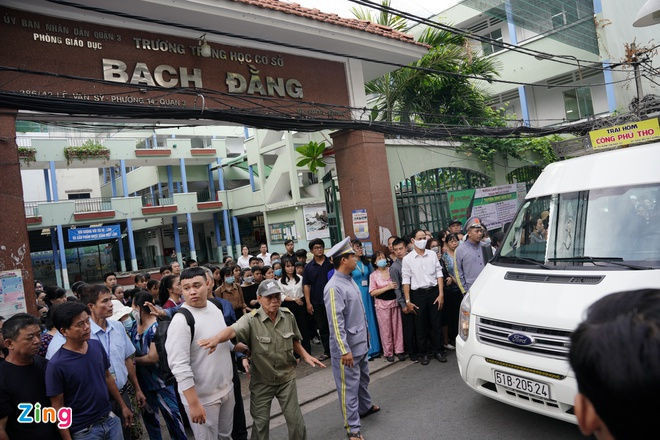 Dong nguoi dua linh cuu hoc sinh tu nan ngang qua truong hoc hinh anh 2 Phuong_nga1_zing.jpg