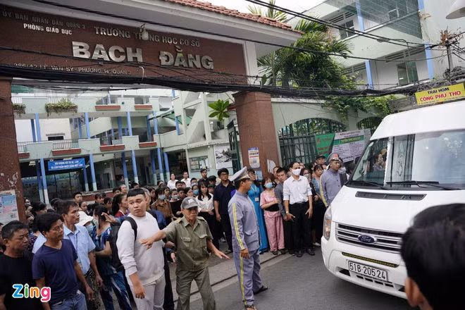 Dong nguoi dua linh cuu hoc sinh tu nan ngang qua truong hoc hinh anh 2 Phuong_nga1_zing.jpg